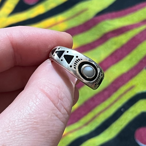 VTG First Nations Artist Signed Mother of Pearl Inlaid Sterling Silver Ring - Picture 4 of 6